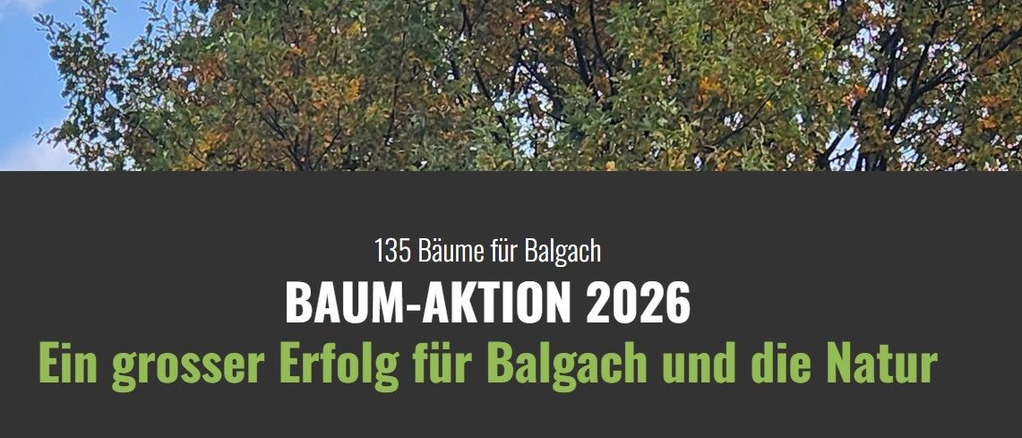 Ein Plakat mit einem Baum im Hintergrund und Text, der 'BAUM-AKTION 2026' und '135 Bäume für Balgach' lautet. Der Baum hat grüne und braune Blätter.