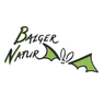 Das Logo für Balger Natur zeigt grüne Fledermäuse auf weißem Hintergrund. Der Name Balger Natur ist in fetten schwarzen Buchstaben geschrieben.