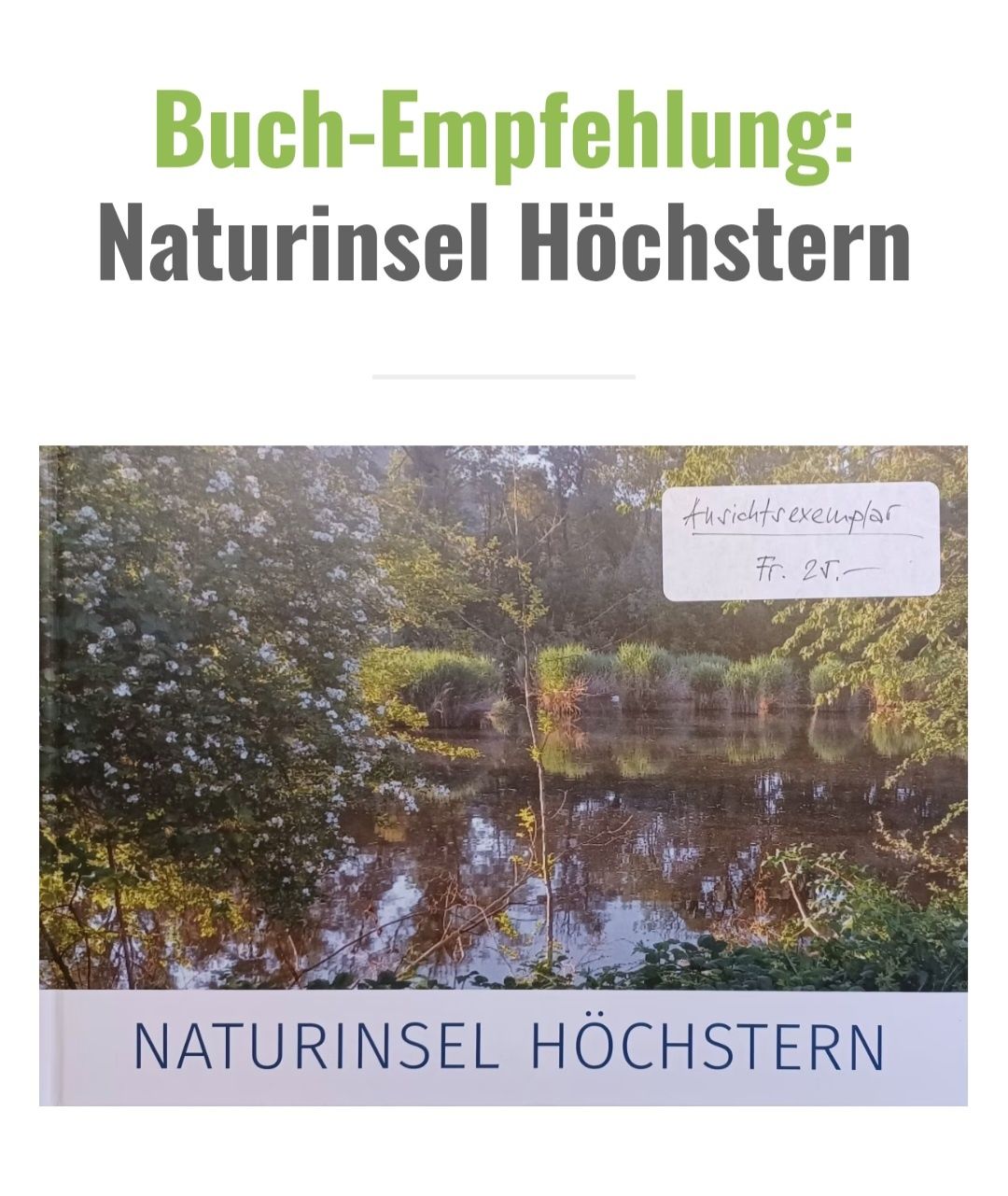 Ein Buchempfehlungsposter für 'Naturinsel Höchstern' zeigt eine friedliche Landschaft mit einem See und Grünanlagen. Ein weißer Aufkleber mit der Aufschrift 'Aunrichts exemplar' ist am Poster befestigt.