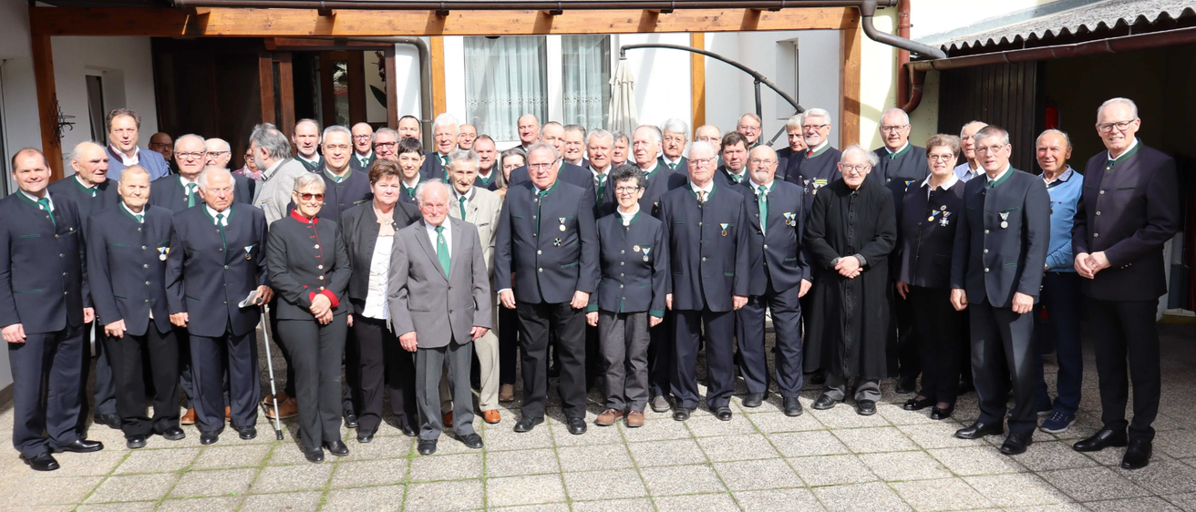 Bild enthält, Groupshot, Person, People, Coat, Suit, Glasses, Tie, Shoe