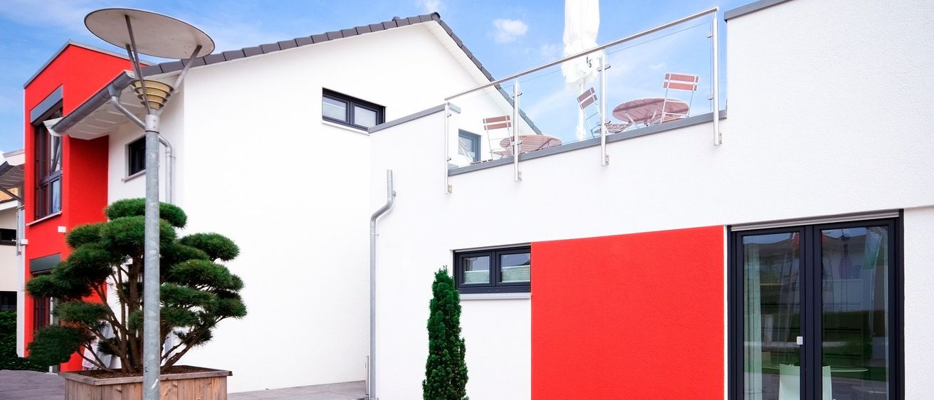 Bild enthält, Plant, Potted Plant, Indoors, Interior Design, Architecture, Building, Planter, Vase, Tree, City