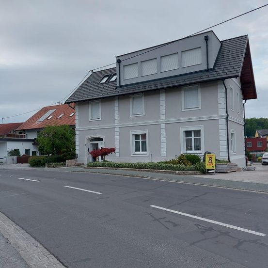 Bild enthält, Suburb, Road, Car, Transportation, Vehicle, Architecture, Building, Housing, House