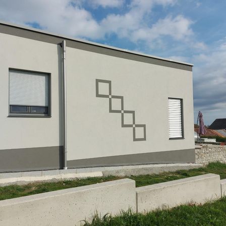 Bild enthält, Architecture, Building, Wall, Housing, House, Plant, Window, Outdoors, Shelter, Interior Design