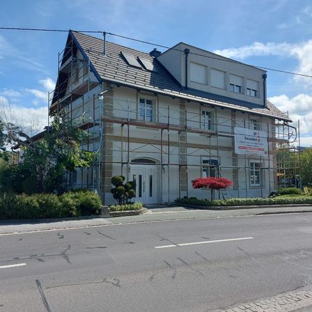 Bild enthält, City, Urban, Road, Street, Architecture, Building, Suburb, Outdoors, Shelter, Housing