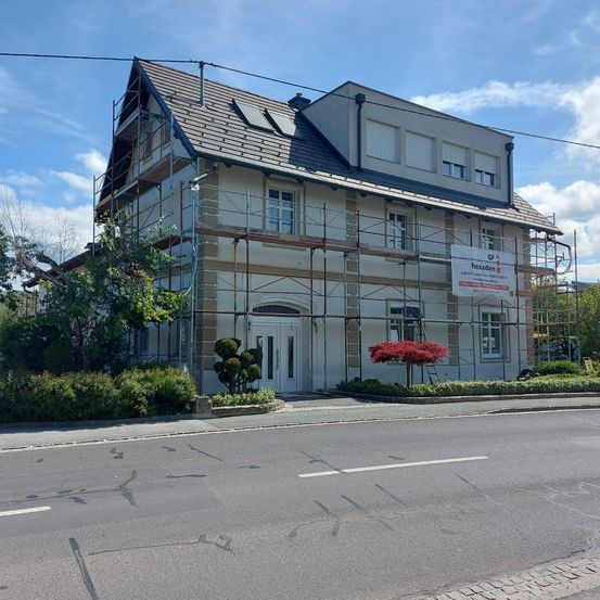 Bild enthält, City, Urban, Road, Street, Architecture, Building, Suburb, Outdoors, Shelter, Housing