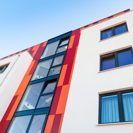 Bild enthält, Architecture, Building, City, Apartment Building, High Rise, Urban, Condo, Housing, Window, Home Decor