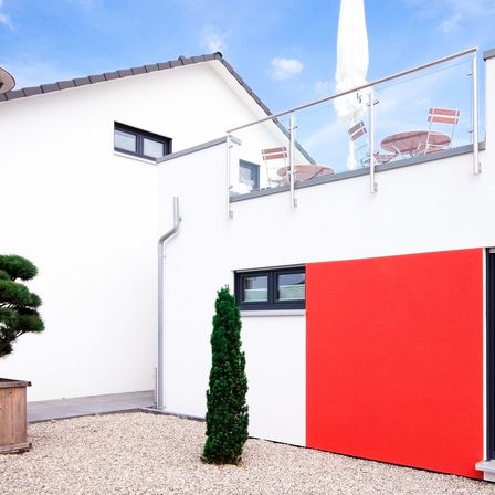 Bild enthält, Plant, Potted Plant, Indoors, Interior Design, Architecture, Building, Planter, Vase, Tree, City