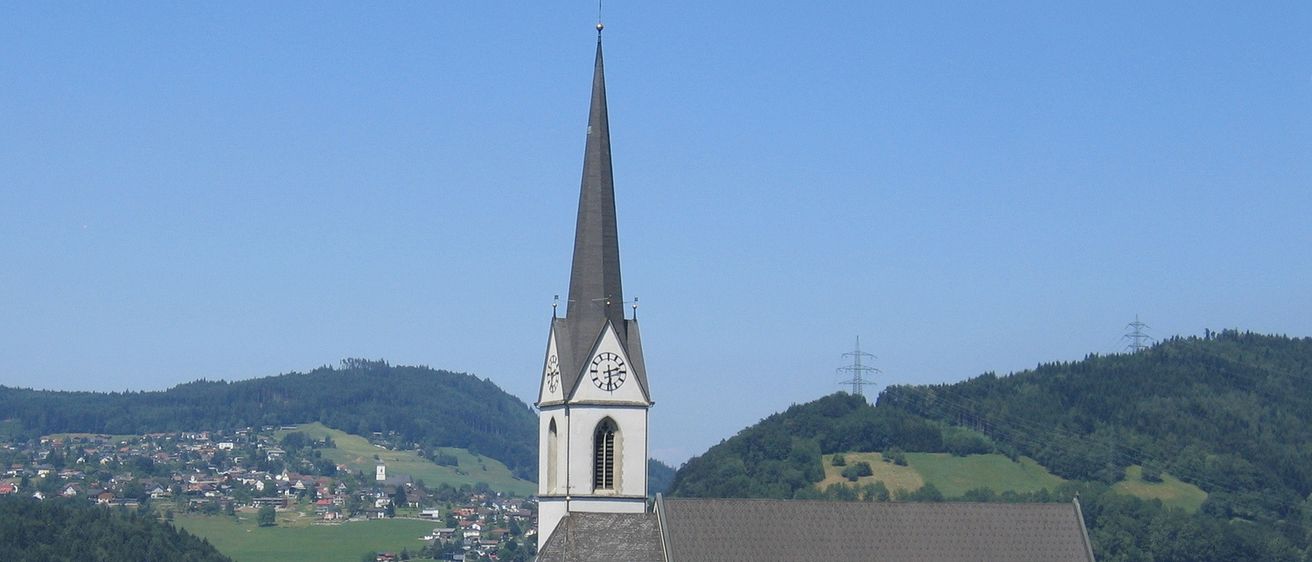 Bild enthält, Spire, Tower, Monastery, Clock Tower, Bell Tower, House, Housing, Roof, Arch, Gothic Arch