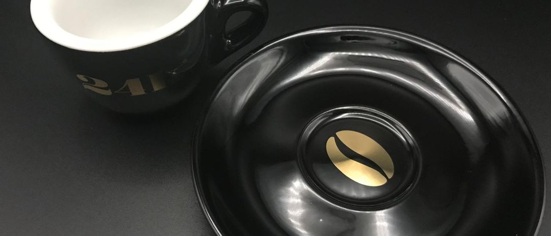 Bild enthält, Saucer, Cup, Beverage, Coffee, Coffee Cup