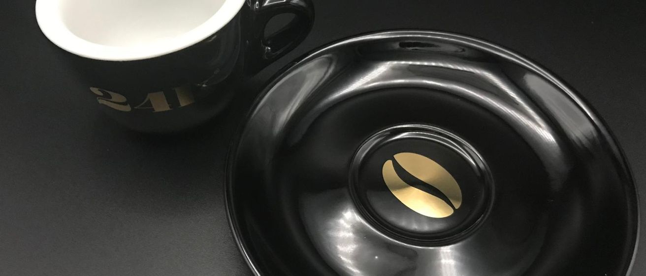 Bild enthält, Saucer, Cup, Beverage, Coffee, Coffee Cup