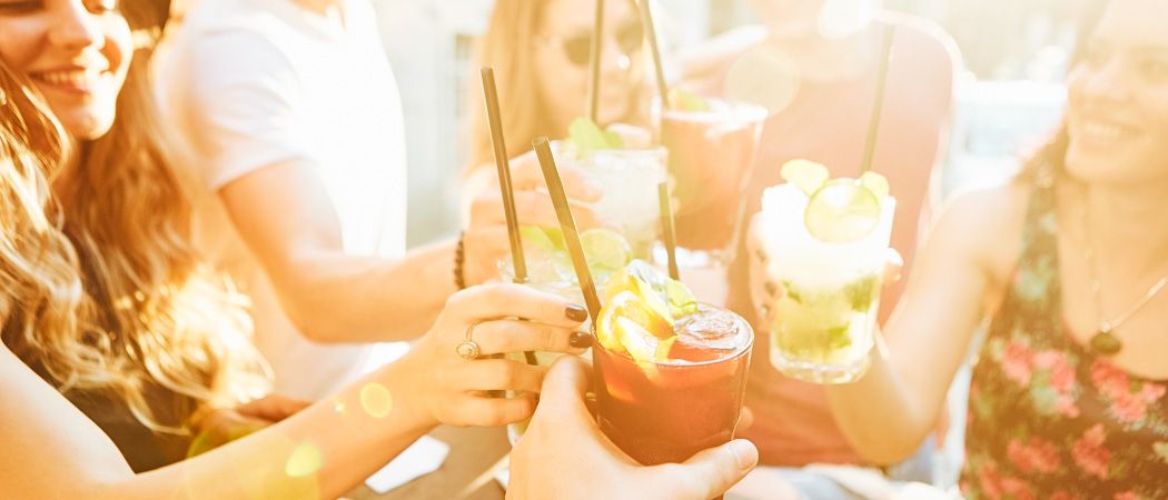 Bild enthält, Adult, Female, Person, Woman, Fun, Party, Face, Urban, Cocktail, Baby