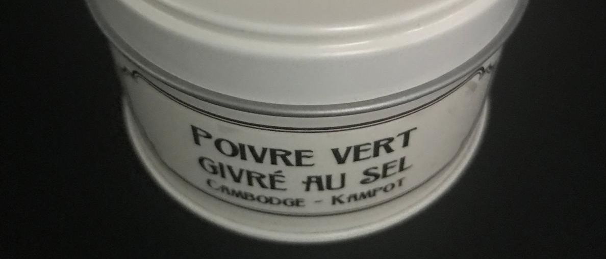 Bild enthält, Head, Person, Face, Can, Tin, Box