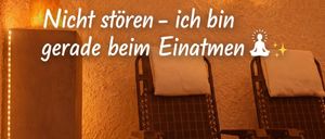 Ein ruhiger Raum mit einem entspannenden Stuhl, warmer Beleuchtung und einer Botschaft, die lautet 'Bitte nicht stören - ich atme gerade ein'.