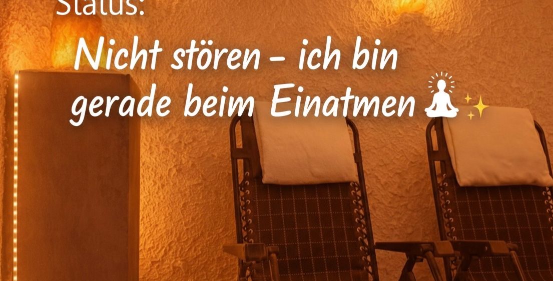 Ein ruhiger Raum mit einem entspannenden Stuhl, warmer Beleuchtung und einer Botschaft, die lautet 'Bitte nicht stören - ich atme gerade ein'.
