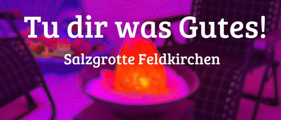 Eine Salzgrotte mit lila Beleuchtung, mit Liegestühlen, einer Salzlampe und einem Textüberlagerung, der 'Tu dir was Gutes!' sagt.