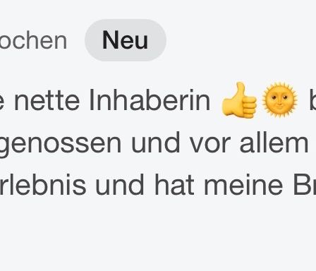 Ein lächelndes Daumen-hoch-Emoji und ein Sonnen-Emoji deuten auf eine positive Bewertung hin. Der Text lautet 'so eine nette Vermieterin,' 'sehr genossen,' und 'vor allem ist es ein tolles Erlebnis und hat meine Bronchien', gefolgt von einem smiley-Gesicht-Emoji.
