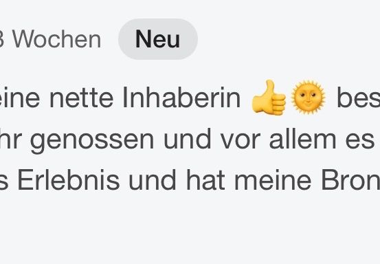 Ein lächelndes Daumen-hoch-Emoji und ein Sonnen-Emoji deuten auf eine positive Bewertung hin. Der Text lautet 'so eine nette Vermieterin,' 'sehr genossen,' und 'vor allem ist es ein tolles Erlebnis und hat meine Bronchien', gefolgt von einem smiley-Gesicht-Emoji.
