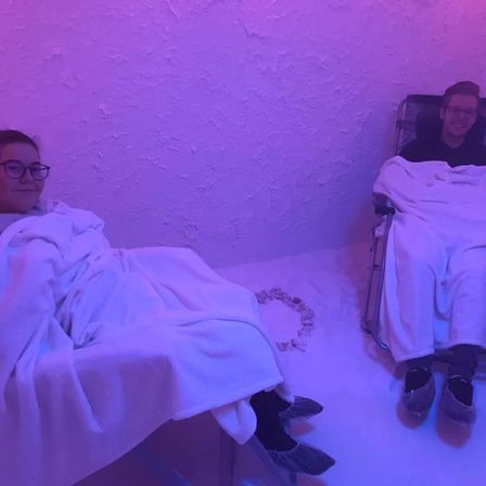 Bild enthält, Person, Blanket, Face, Head, Indoors, Spa