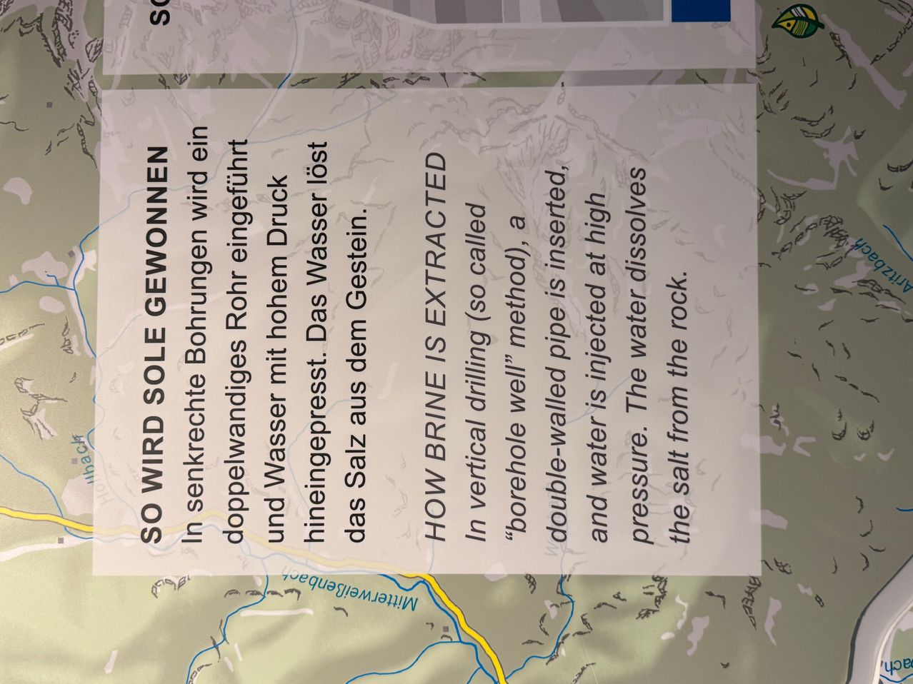 Text über die Methode der Solegewinnung. Es sagt, dass Sole bei hohem Druck entnommen wird und Wasser Salz aus dem Gestein löst.