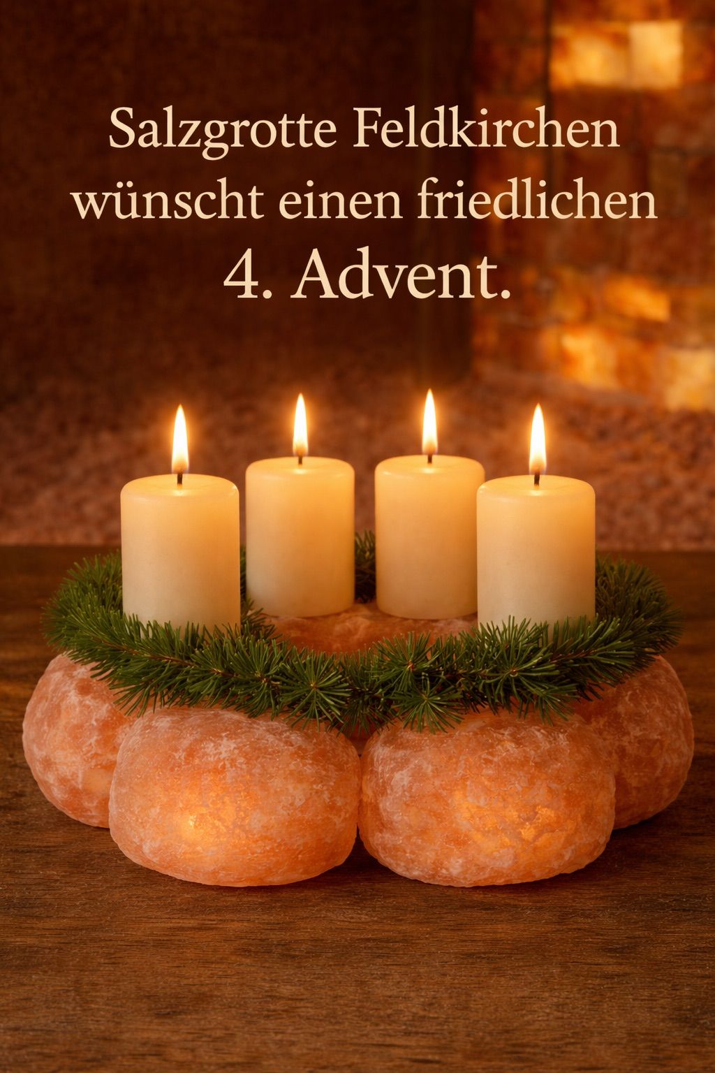 Ein Kranz aus vier brennenden Kerzen, umgeben von Tannennadeln, ruht auf drei Steinplatten. Darüber steht ein deutscher Text, der einen friedlichen 4. Advent wünscht.