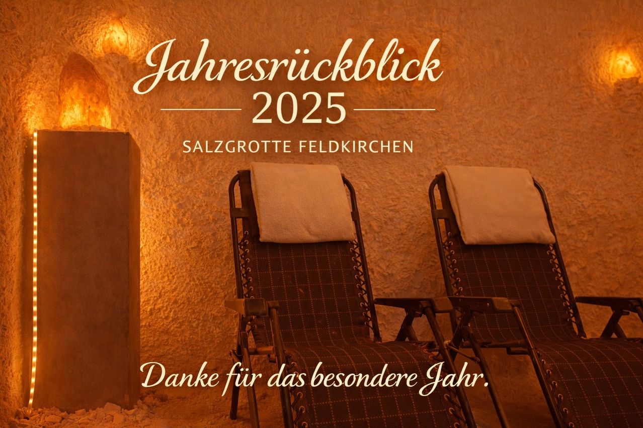 Ein Bild zeigt zwei Liegestühle in einem warm, orange beleuchteten Raum mit einem 'Jahresrückblick 2025'-Schild, einer brennenden Kerze und der Botschaft 'Danke für das besondere Jahr.'