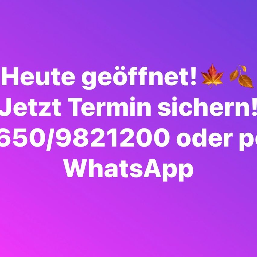 Ein lila Hintergrund mit weißem Text sagt 'Heute geöffnet! Jetzt Termin sichern! 650/9821200 oder WhatsApp' mit zwei Herbstblättern.