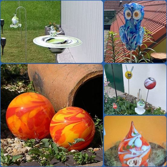 Eine Collage von dekorativen Glasartikeln in einem Garten, einschließlich einer blauen Eule, orange und gelben Glaskugeln und einer Glasblume.