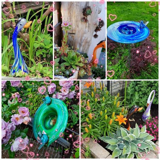 Eine Collage von Gartendekoration zeigt eine blaue Glasente, eine Topfpflanze, eine blaue Vogeltränke, lila Blumen, grüne Sukkulenten und eine gelbe und orange Lilie.