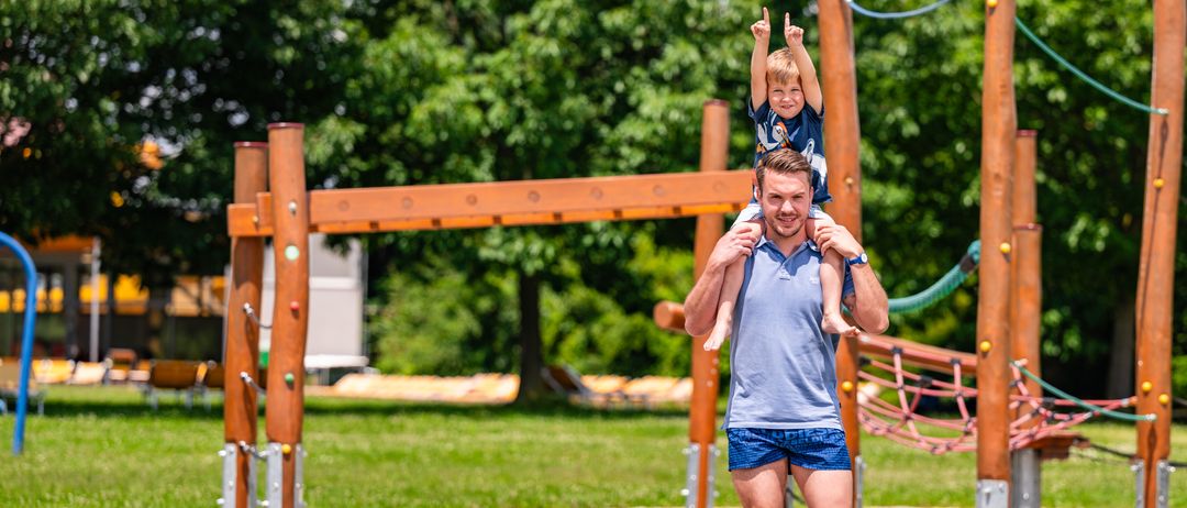 Bild enthält, Adult, Male, Man, Person, Shorts, Wristwatch, Outdoors, Play Area, Face, Head