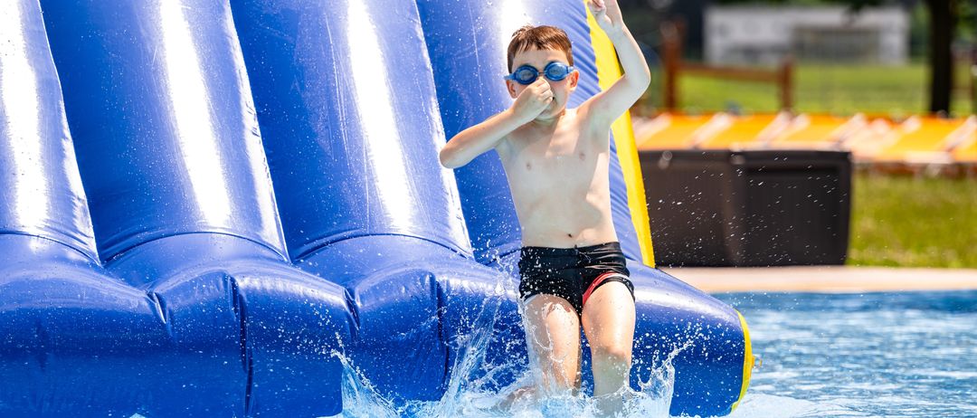 Bild enthält, Summer, Person, Shorts, Water, Sliding, Pool, Glasses, Face, Swimming Pool, Swimwear