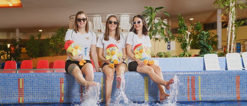 Bild enthält, Summer, Potted Plant, Pool, Water, Person, Portrait, People, Swimming Pool, Adult, Woman