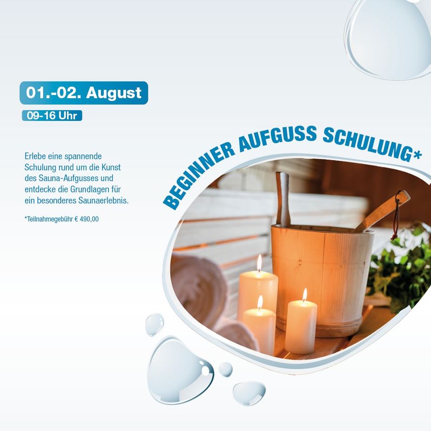Ein Plakat bewirbt einen zweitägigen Kurs zur Technik des Sauna-Aufgusses am 1. und 2. August von 9 bis 16 Uhr. Das Plakat zeigt einen Holzeimer, einen Schöpflöffel und drei brennende Kerzen. Der Text ist auf Deutsch.
