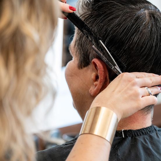 Bild enthält, Hairdresser, Person, Haircut, Face, Head