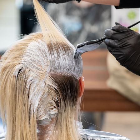 Bild enthält, Hairdresser, Person, Haircut, Adult, Female, Woman, Clothing, Glove