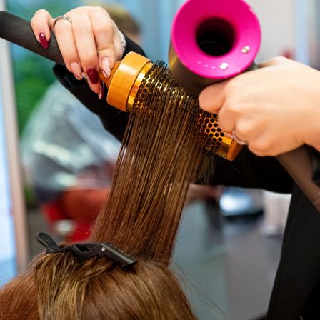 Bild enthält, Hairdresser, Person, Haircut, Smoke Pipe, Adult, Female, Woman