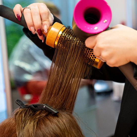 Bild enthält, Hairdresser, Person, Haircut, Smoke Pipe, Adult, Female, Woman