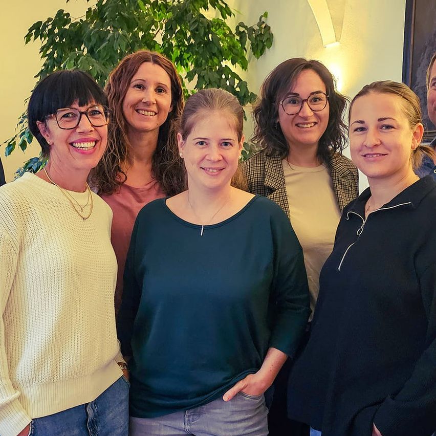 Bild enthält, Pants, Blouse, Jeans, Photography, Long Sleeve, Person, Portrait, Adult, Female, Woman