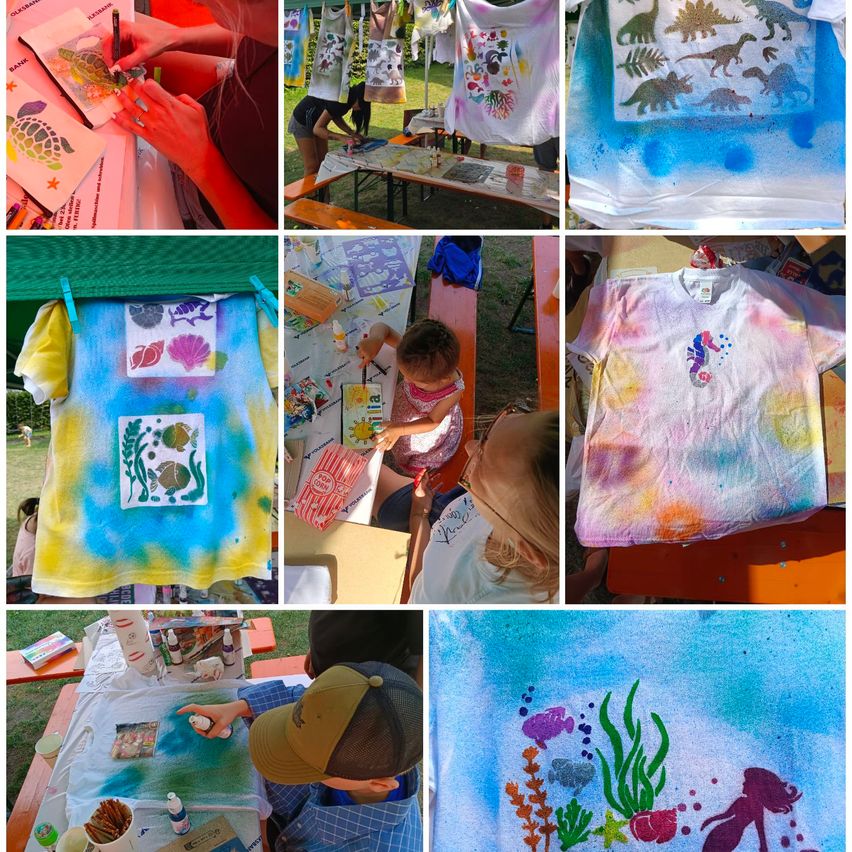Eine Collage von Kindern und Erwachsenen, die an einer Batik-Aktivität beteiligt sind, mit verschiedenen Designs auf Shirts und Papieren. Einige malen, andere trocknen ihre Kreationen.