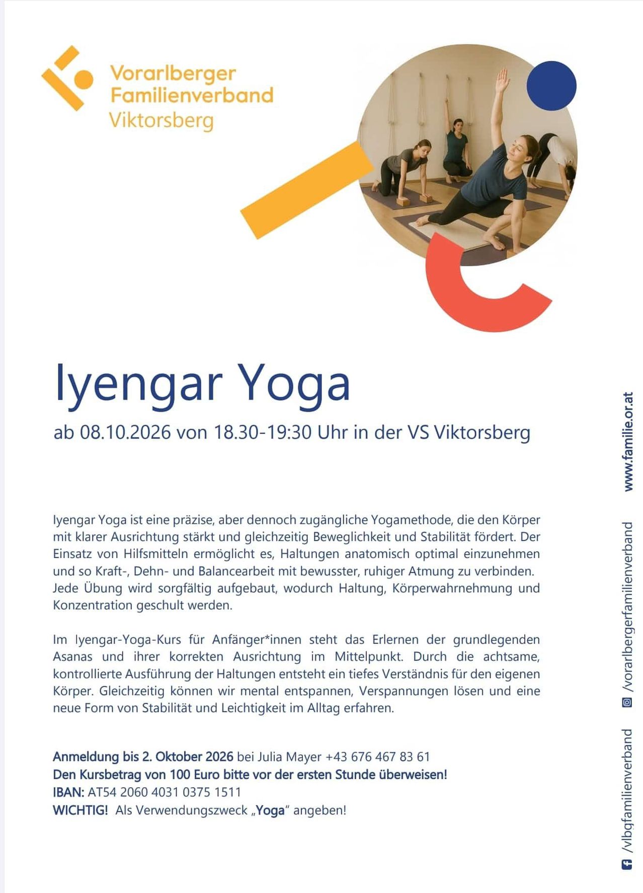 Plakat für Iyengar-Yoga-Kurs in Viktorsberg am 8. Oktober 2026 von 18:30 bis 19:30 Uhr. Das Bild zeigt eine Gruppe von Menschen, die Yoga-Posen auf einer Matte praktizieren. Der Text hebt die Vorteile von Iyengar-Yoga hervor, einschließlich verbesserter Haltung, Flexibilität und Stabilität.