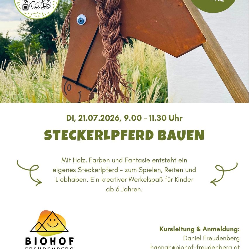 Plakat für einen Kinderworkshop zum Bau eines Steckerpferds, mit einem Holzpferdekopf und einem QR-Code, vor einem grasigen Hintergrund. Der Text ist auf Deutsch.