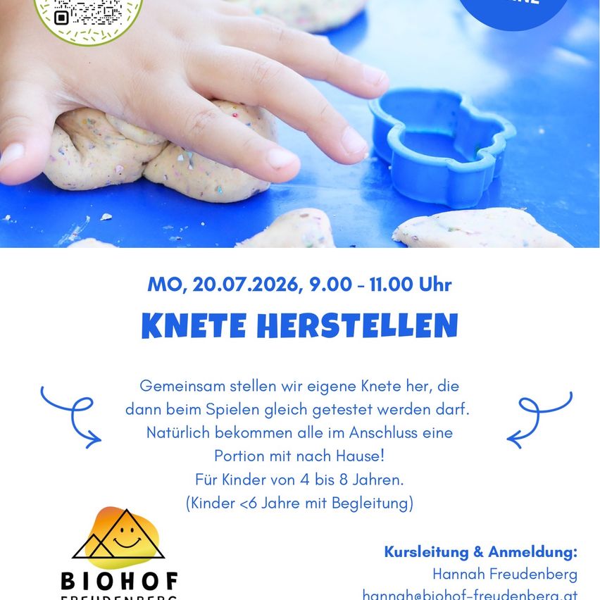 Ein Flyer für eine Kinderveranstaltung am 20.07.2026 von 9:00 bis 11:00 Uhr. Es zeigt die Hand eines Kindes, das Teig mit einem Ausstecher auf einer blauen Oberfläche formt. Der Text lädt Kinder im Alter von 4 bis 8 Jahren ein, ihren eigenen Teig herzustellen, mit einer Portion zum Mitnehmen.
