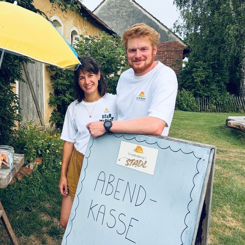 Freudenberg's Stadl: Paar vor Schild „Abendkasse“ am Biohof