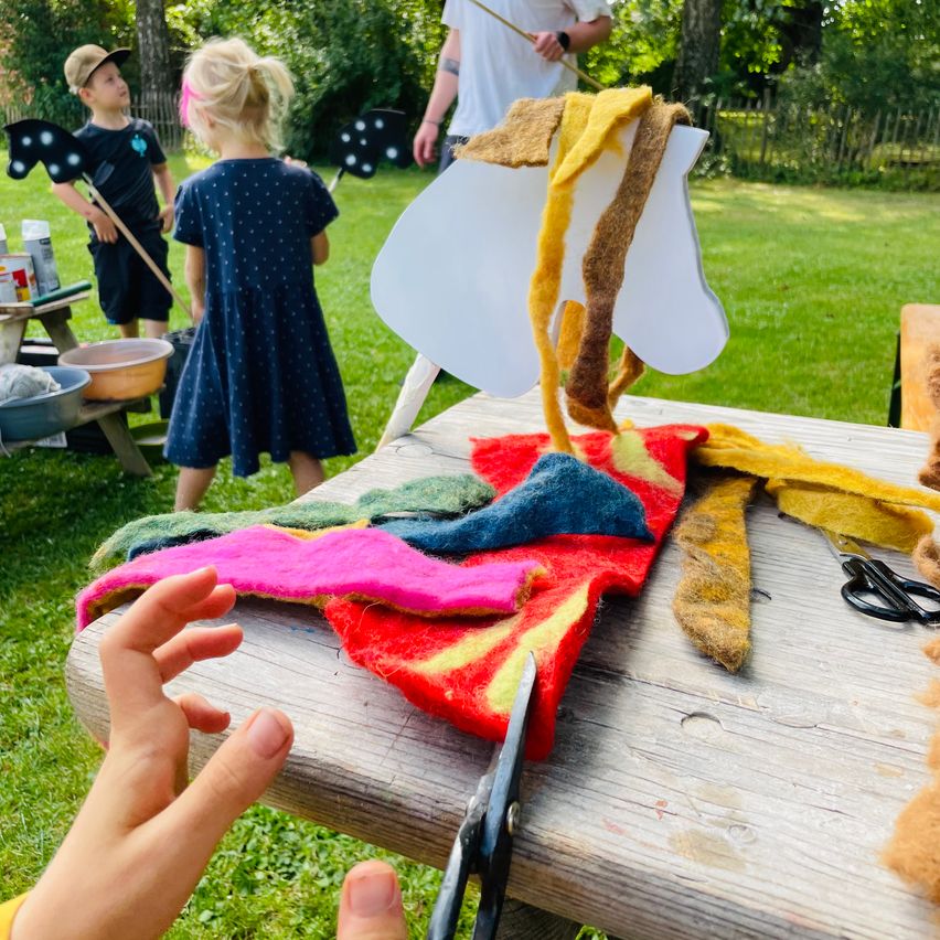 Filzen: Kinder basteln buntes Pferd mit Schafwolle im Garten