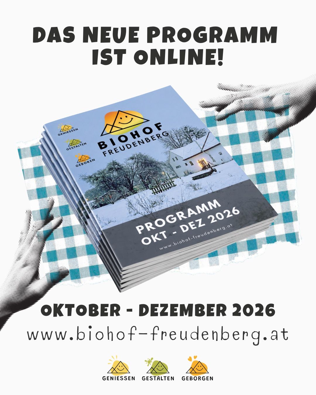Ein Stapel Broschüren für Biohof Freudenberg, die eine verschneite Landschaft und ein Haus zeigen, mit Händen, die es halten. Der Text lautet 'Programm OKT - DEZ 2026' und 'www.biohof-freudenberg.at'. Der obere Text sagt 'Das Programm ist online!'.