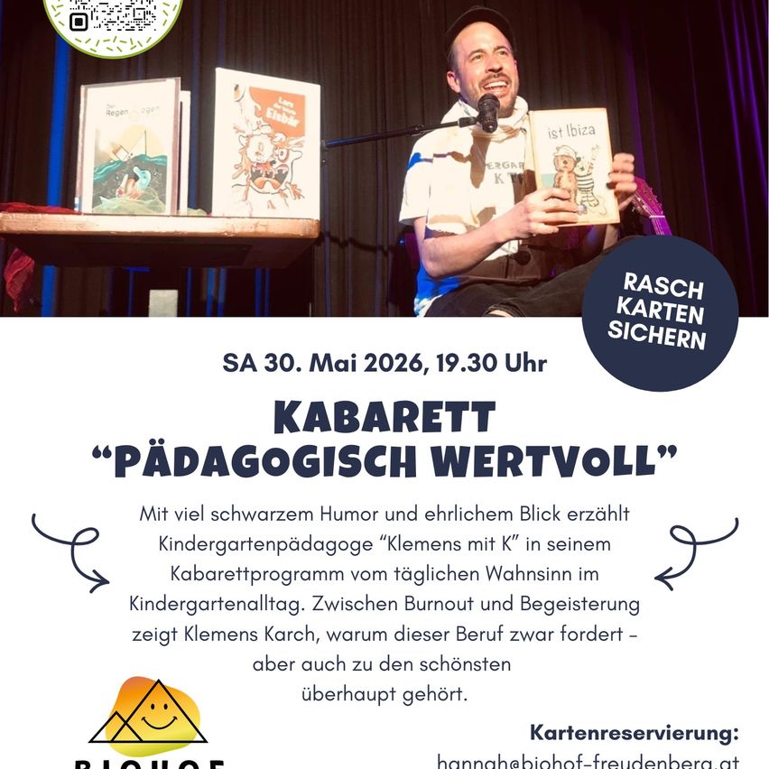 Ein Mann sitzt mit einem Mikrofon, hält ein Buch und lächelt. Ein Plakat bewirbt ein Kabarett-Programm des Kindergartenpädagogen Clemens, das die Herausforderungen und Belohnungen des Berufs hervorhebt.