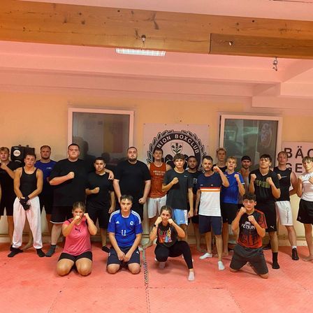 Bild enthält, Groupshot, Person, People, Building, College, Clothing, Shorts, Adult, Male, Man