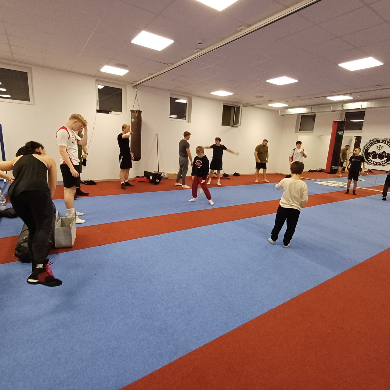 Bild enthält, Person, Floor, Boy, Child, Male, People, Shoe, Indoors, Walking, Handbag