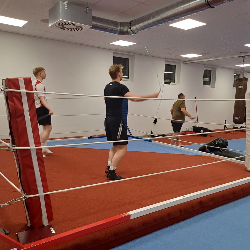 Bild enthält, Person, Adult, Male, Man, Shorts, Shoe, Skipping Rope, Working Out, Volleyball Game, Jumping