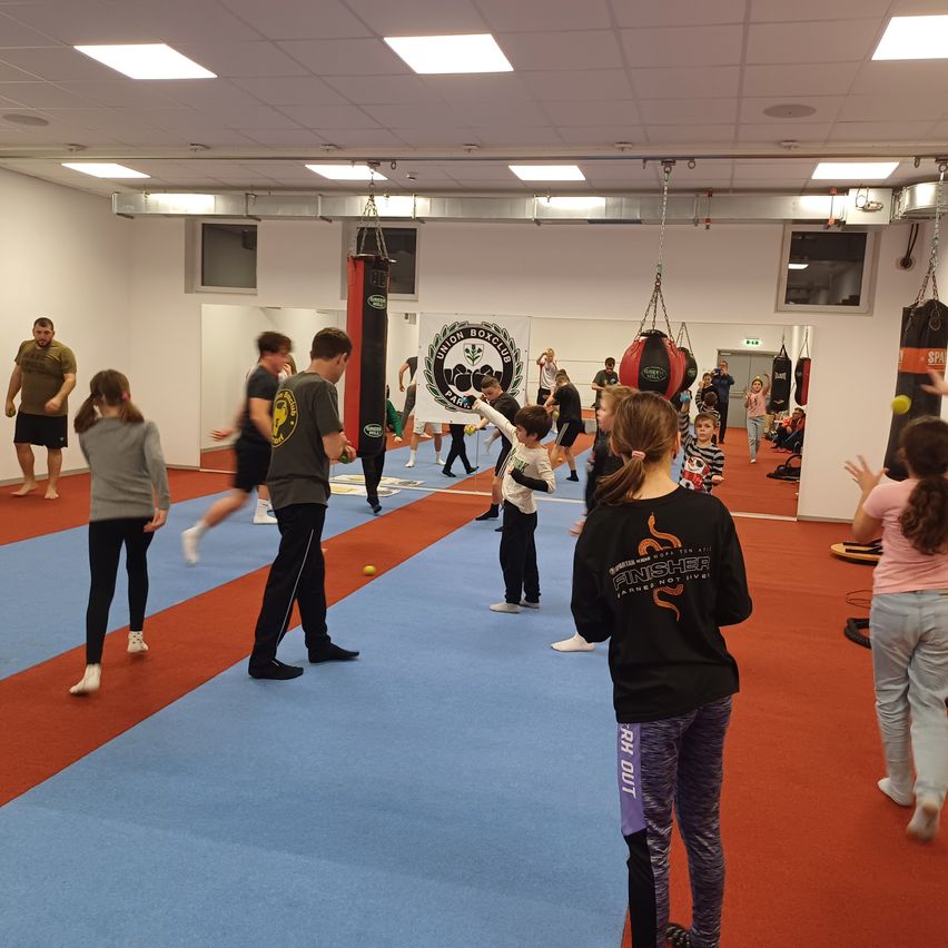 Bild enthält, Shoe, Person, Adult, Female, Woman, People, Male, Man, Pants, Martial Arts