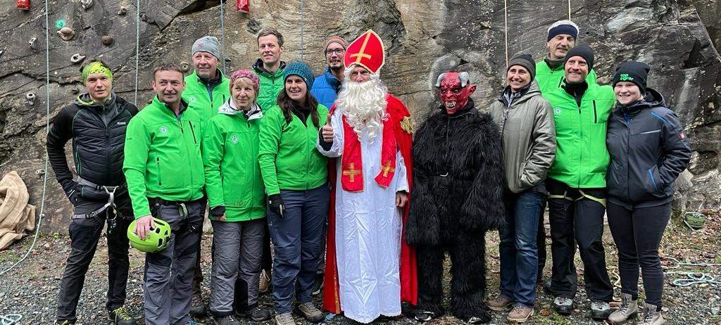 Bild enthält, Jacket, Festival, Adult, Male, Man, Person, Bride, Female, Woman, Christmas